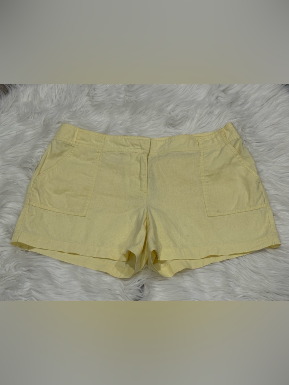 New York & Company Pale Yellow Patch Pocket Shorts Size 6